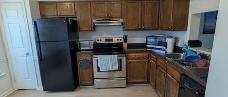 Microondas, horno, placa de cocina, lavavajillas