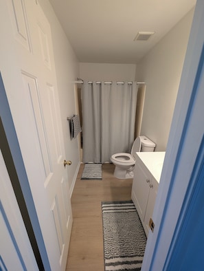 Dusche, Haartrockner, Handtücher, Toilettenpapier