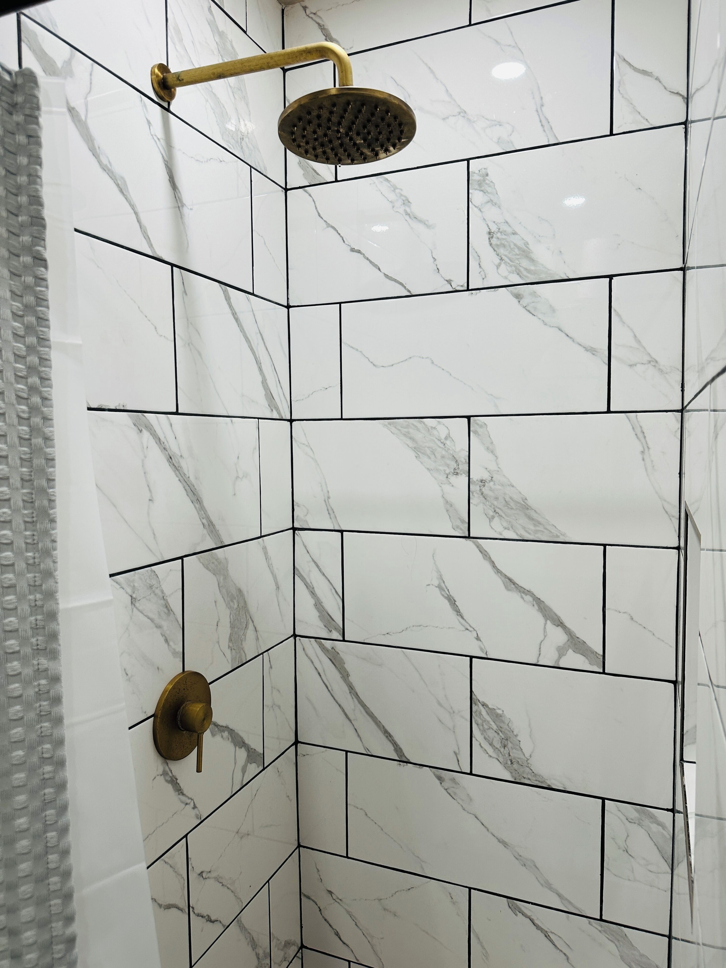 Haartrockner, Handtücher, Seife, Toilettenpapier