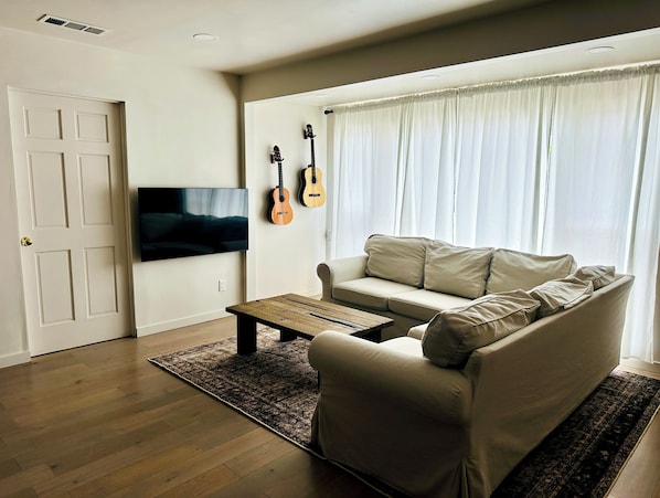 Living area - Bespoke 3-bedroom cottage with AC in vibrant Los Angeles near LAX/Sofi/Kia Forum (Los Angeles)