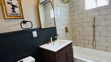 Haartrockner, Handtücher, Seife, Toilettenpapier