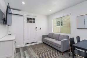 TV - Cozy Retreat in Long Beach (Long Beach)