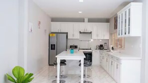 Private kitchen - Perfect Luxurious 4-bedroom house in delightful San Miguel with AC and pool (San Miguel)