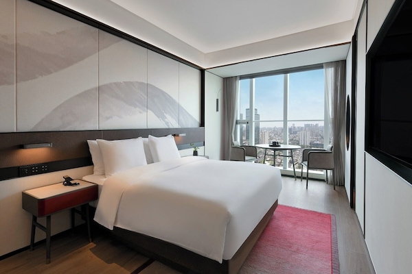 Executive Room | Down comforters, pillowtop beds, free minibar, individually decorated