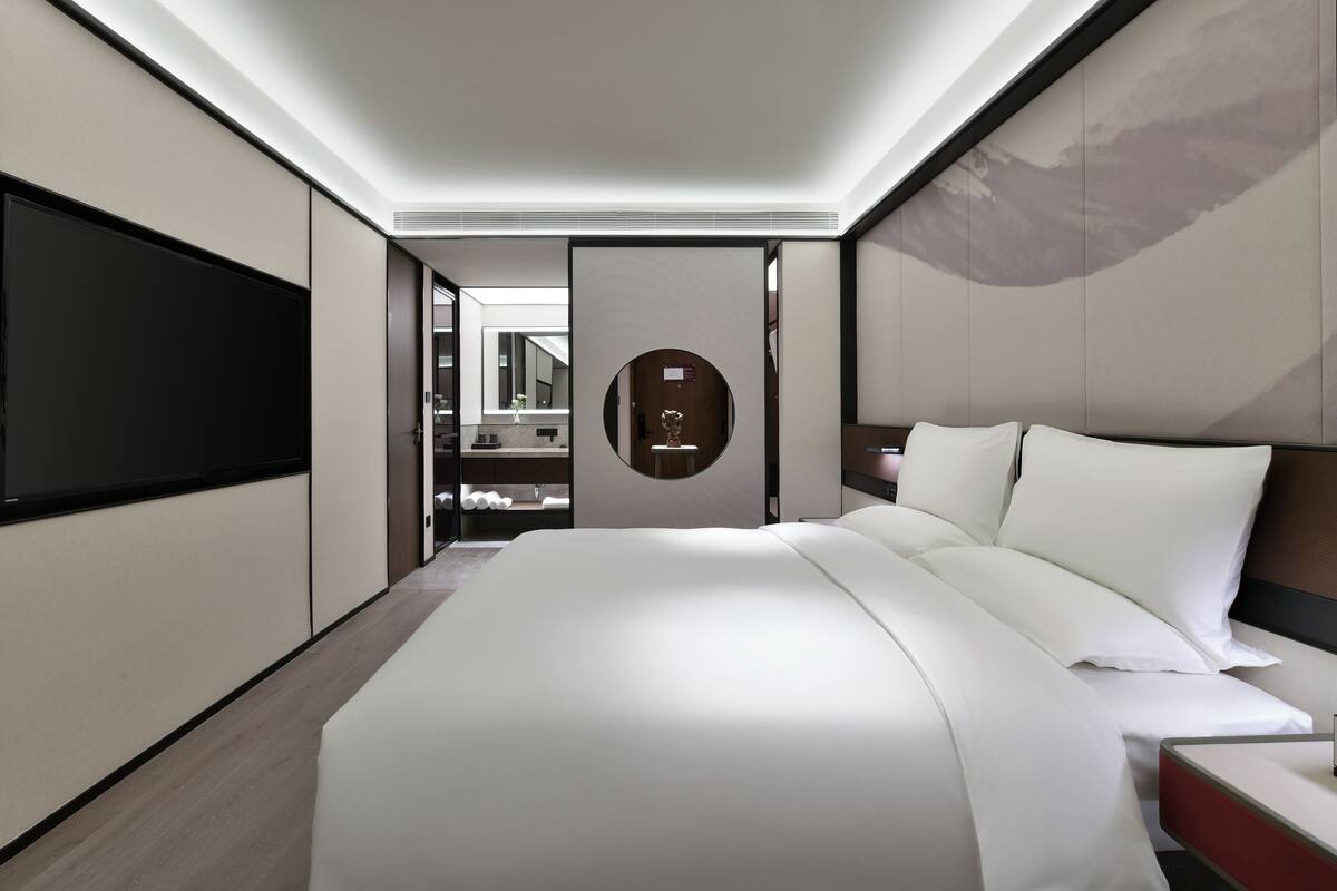 Business Single Room | Down comforters, pillowtop beds, free minibar, individually decorated