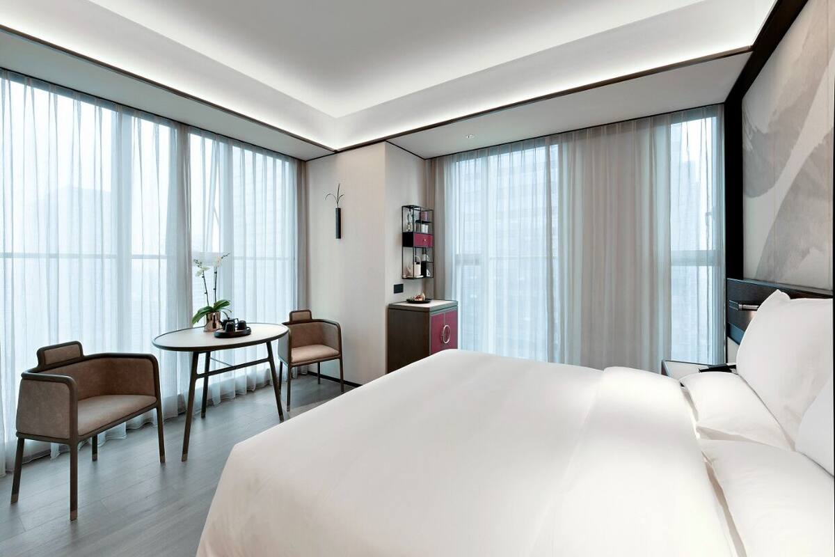 Cubrecamas, colchones con pillow-top y minibar con artículos gratuitos