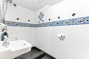 Haartrockner, Handtücher, Seife, Toilettenpapier