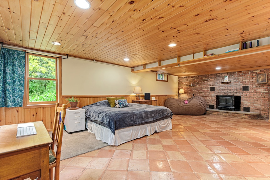 Wooded Lot With Wildlife, Indoor Treehouse And Screened Porch: A Family Paradise - Brooklyn Park, MN