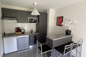 ثلاجة، ميكروويف، فرن، موقد طهي مسطح