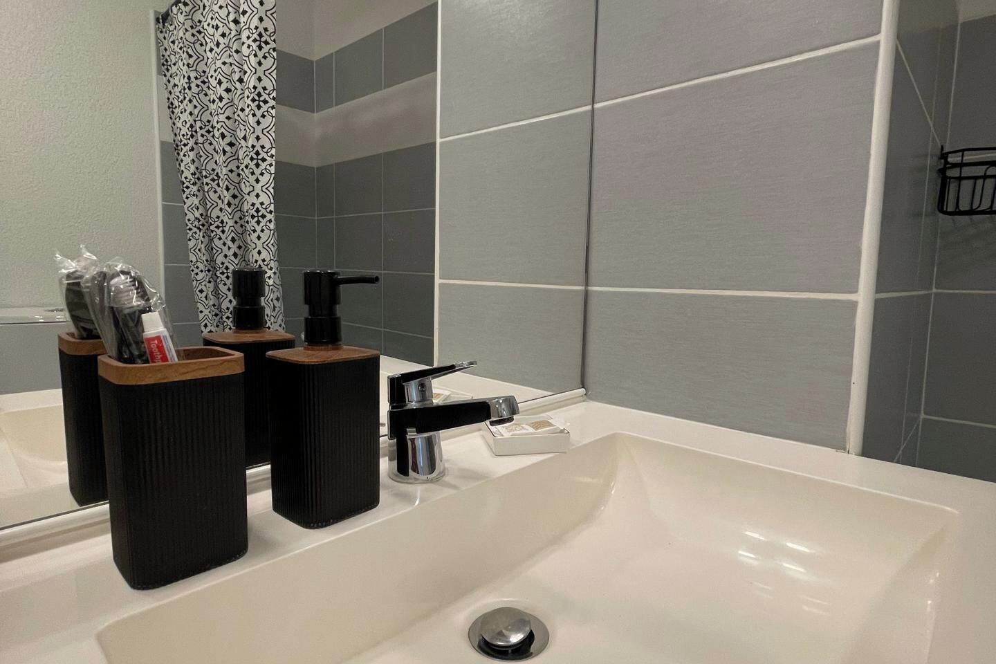 Douche, sèche-cheveux, serviettes fournies