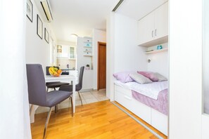 Iron/ironing board, WiFi, bed sheets