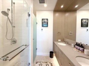 Secador de cabelo, toalhas de banho, sabonete, papel higiênico