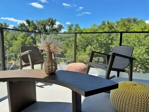 Property grounds - New Luxury Beachfront Escape with Pool and Hottub (Kelowna)