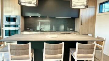 Microondas, horno, parrilla de estufa y lavavajillas