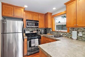 Een koelkast, een microgolfoven, een oven, een kookplaat