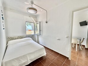 1 quarto, ferros/tábuas de passar roupa