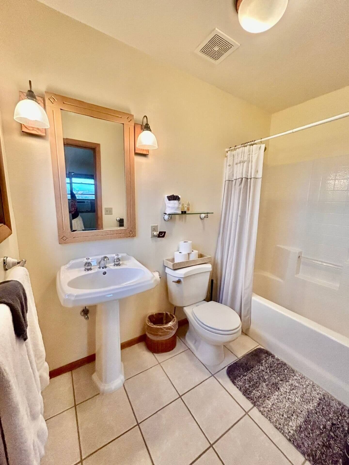 Un bagno con lavandino, WC e doccia.