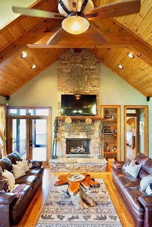 Een smart-tv, een open haard, een dvd-speler en tafelvoetbal