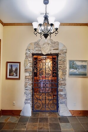 المنشأة من الداخل