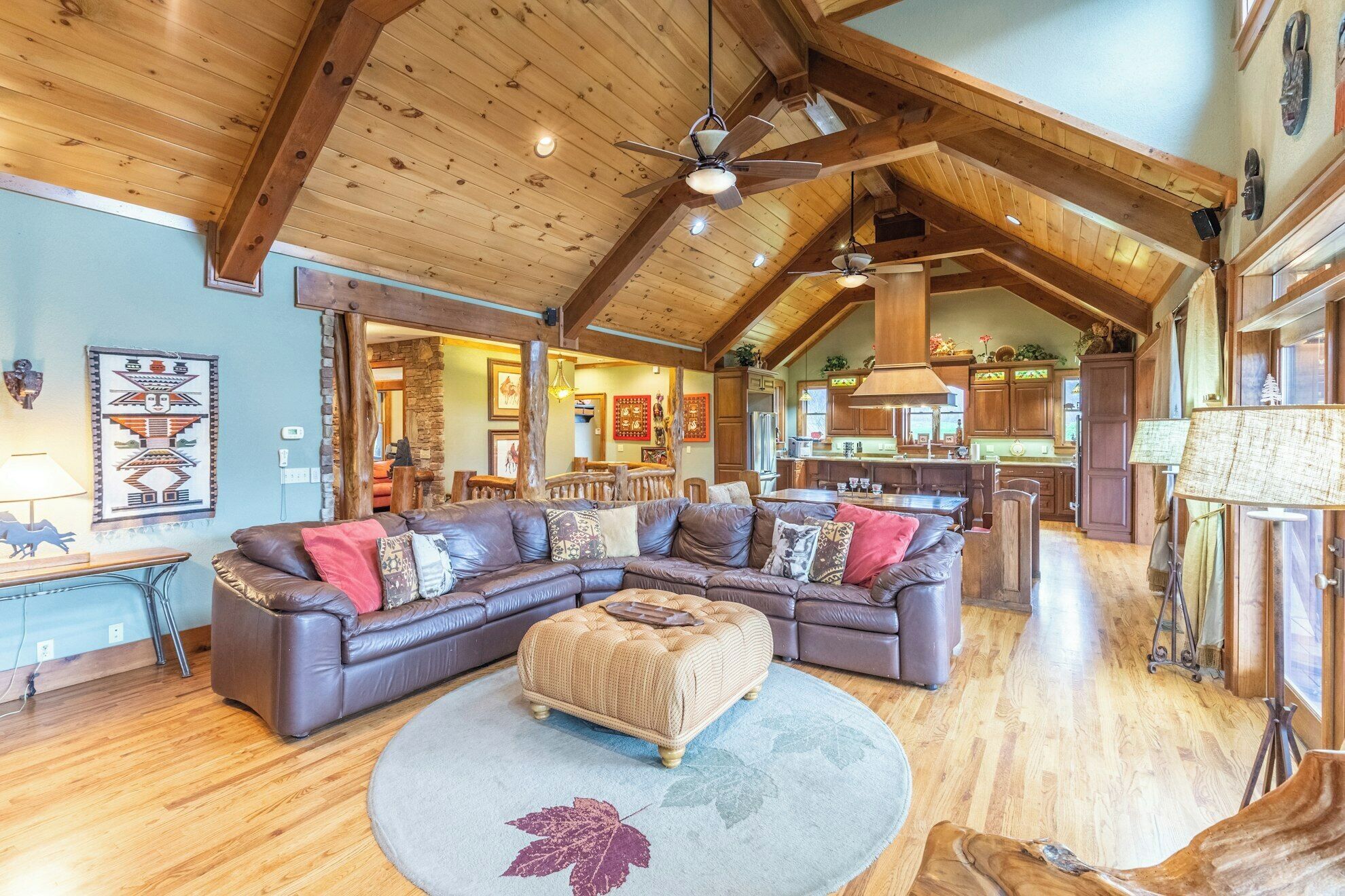 TV connectée, cheminée, lecteur de DVD, baby-foot