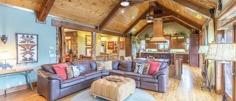 Smart TV, chimenea, reproductor de DVD, futbolito