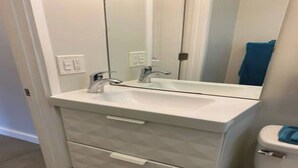 Towels, soap, toilet paper - Charming Studio apartment in delightful Pompano Beach 1 block from the ocean (Pompano Beach)