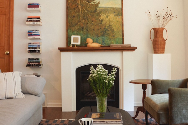 Smart-tv, een open haard en boeken