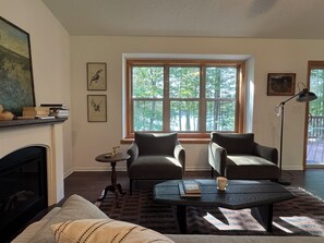 TV connectée, cheminée, livres