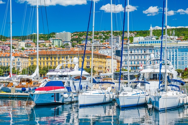 Yachts et voiliers dans la marina