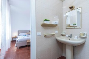 Douche, sèche-cheveux, bidet, serviettes fournies