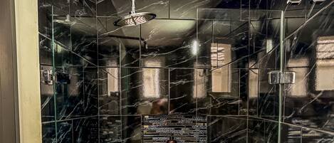 Deluxe-Loft, Balkon, Stadtblick | Badezimmer | Dusche, HandtĂŒcher, Seife, Toilettenpapier