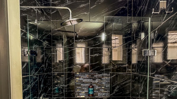 Loft Deluxe, balcon, vue sur la ville | Salle de bain | Douche, serviettes fournies, savon, papier de toilette