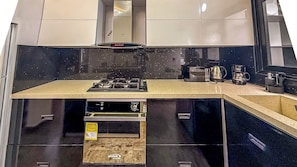 Refrigerador, microondas, cafetera/tetera, arrocera