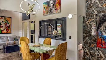 Loft Deluxe, balcó, vistes a la ciutat | Menjador