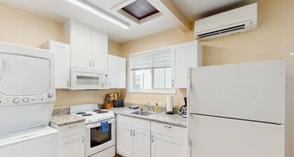 Cozy dog-friendly studio, fast WIFI, A/C and in-unit washer & dryer