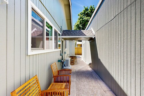 Cozy dog-friendly studio, fast WIFI, A/C and in-unit washer & dryer