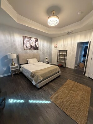 3 habitaciones, tabla de planchar con plancha y cuna de viaje 