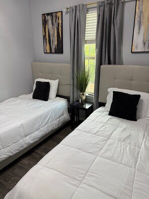 3 habitaciones, tabla de planchar con plancha y cuna de viaje