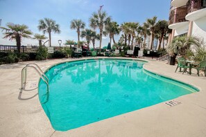 Alberca techada y alberca climatizada