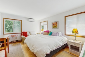4 bedrooms, iron/ironing board, Internet, bed sheets