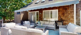 Serene private home w/ large deck & yard on conservation land