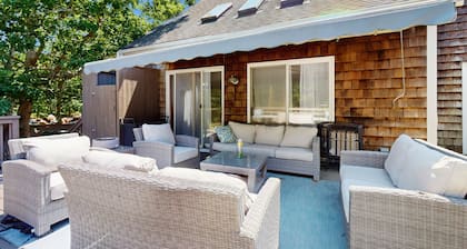 Serene private home w/ large deck & yard on conservation land