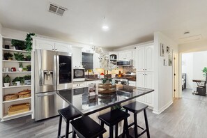 冷蔵庫、電子レンジ、オーブン、コンロ