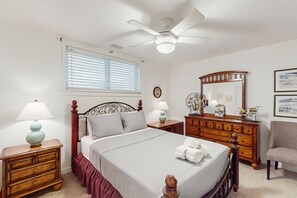 3 bedrooms, iron/ironing board, Internet, bed sheets - Relaxing condo close to the beach with resort pool, grills & fitness steps away (Virginia Beach)