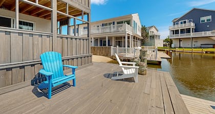 Edgewater Acres dog friendly house w/private hot tub, pool table, deck