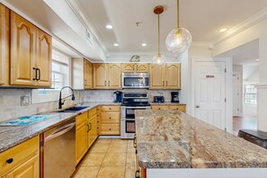 Fridge, microwave, oven, stovetop - Edgewater Acres dog friendly house w/private hot tub, pool table, deck (Selbyville)