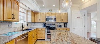 Edgewater Acres dog friendly house w/private hot tub, pool table, deck