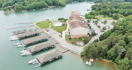 Peaceful resort studio with shared pool, hot tub, beach, game room & lake access