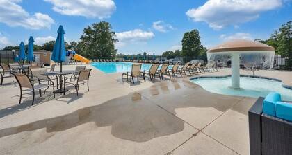 Peaceful resort studio with shared pool, hot tub, beach, game room & lake access