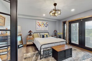 3 bedrooms, Internet, bed sheets - Unique home w/ping-pong, pool table and access to shared infinity pool & hot tub (Talking Rock)